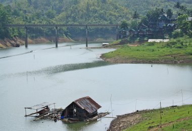 bir Sal ve bir dağ alan köprü sahne vardır