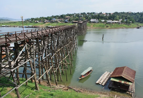 Area bridge old scenery has a raft and a mountain — Stock Photo, Image