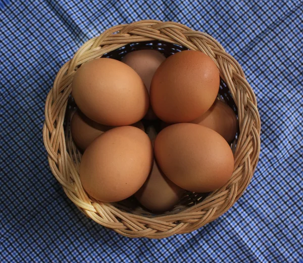 Коричневые куриные яйца на фоне ткани — стоковое фото