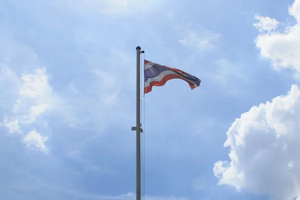 Thajská vlajka a obloha — Stock fotografie