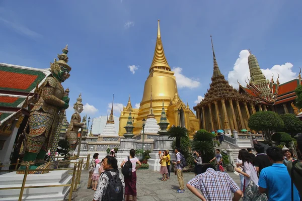 Turistické krajiny a pagod v Wat Phra Kaew — Stock fotografie