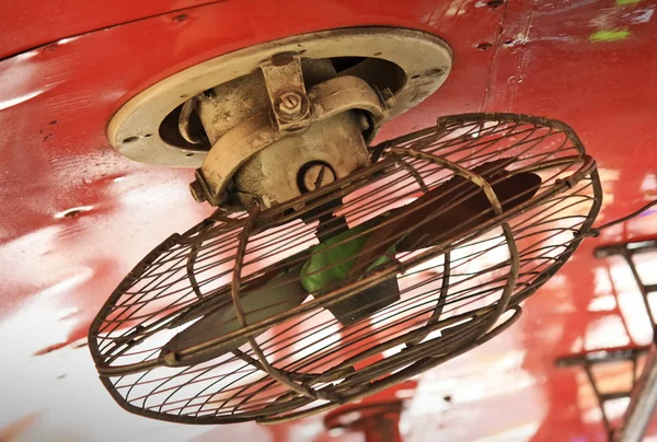 Elektrický ventilátor na strop — Stock fotografie
