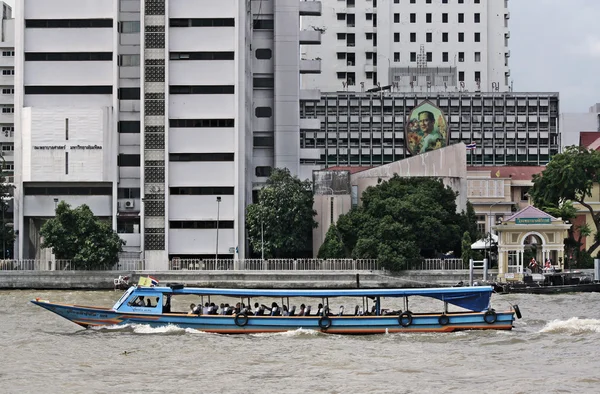 Transport avec un bateau dans la rivière Chow Phya — Photo