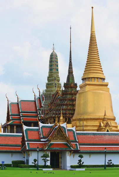 Landskap och pagoder i Wat Phra Kaew — Stockfoto