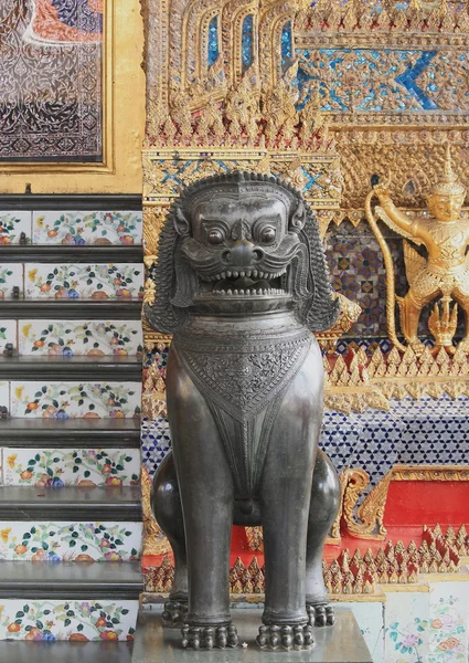 Бронзовый лев или китайская скульптура в храме — стоковое фото