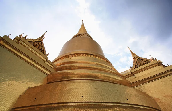 Pagodes met de lucht in Wat Phra Kaew — Stockfoto