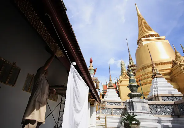 Artesano experto con paisaje y pagoda en Wat Phra Kaew —  Fotos de Stock