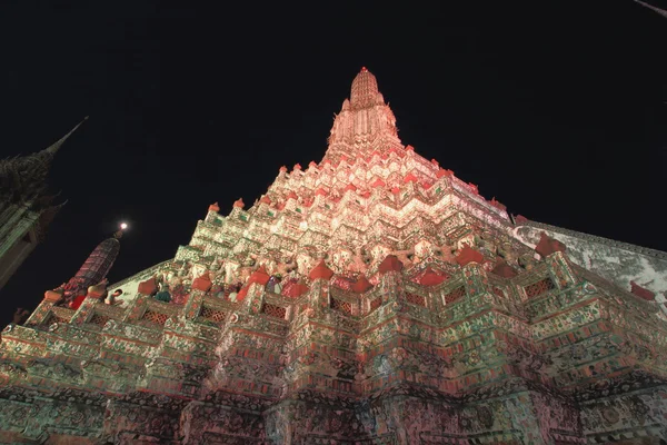 BANGKOK - NOV 06 : La restauration répare un temple Wat Arun la nuit du 06 novembre 2014 à Bangkok, Thaïlande — Photo