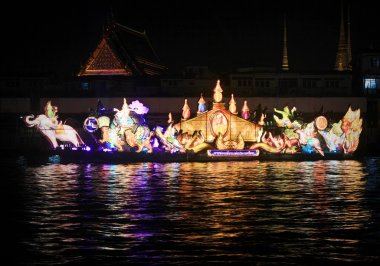  Işık gösterisi bir teknenin Loy Krathong Festivali