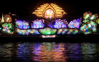 Işık gösterisi bir teknenin Loy Krathong Festivali