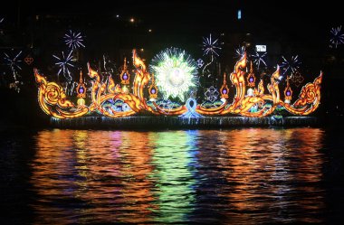 Işık gösterisi bir teknenin Loy Krathong Festivali