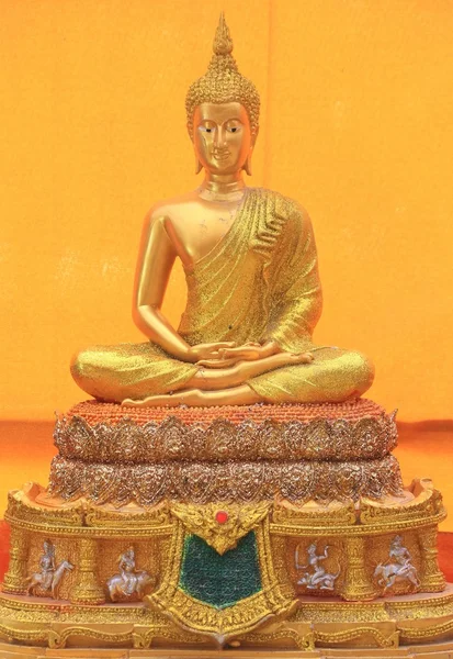Buddha golden im wat sakra — Stockfoto