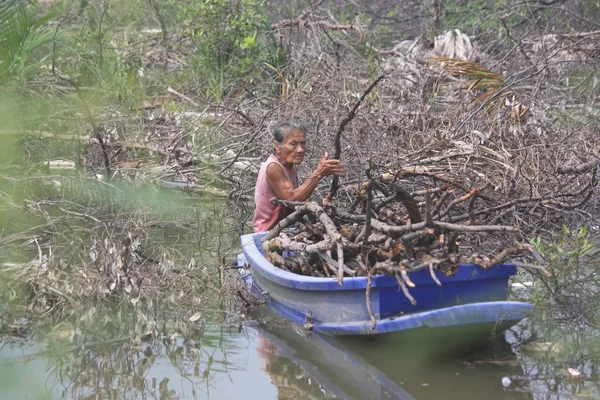 Mulher velha em um barco — Fotografia de Stock