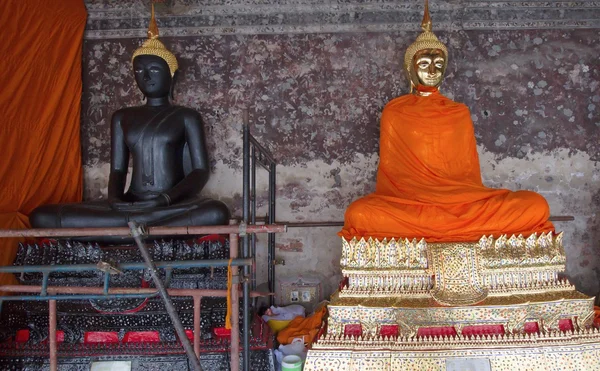 Buddha zlatý a černý Buddha v Wat Sutas — Stock fotografie