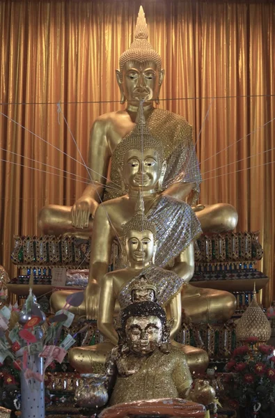 Mnoha Buddha zlatý v Wat Sákra — Stock fotografie