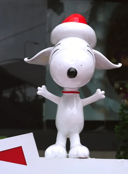 Bangkok, Tayland - 5 Aralık 2014: Büyük Noel ağacı ve snoopy bebek Merkezi Bangna alışveriş merkezi gece.