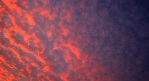 Облака и закат неба — стоковое фото