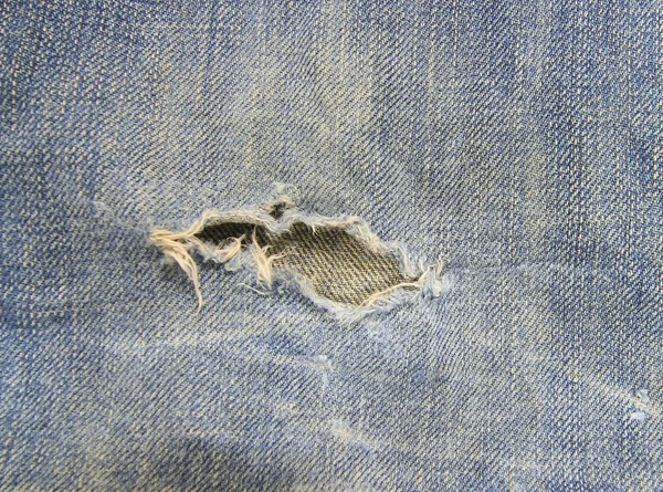Синя порвана джинсова текстура джинсів з простором — стокове фото