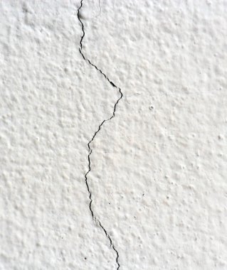 Endüstriyel binada çatlağı olan Grunge beton duvar. Tasarım ve doku arka planınız için harika.
