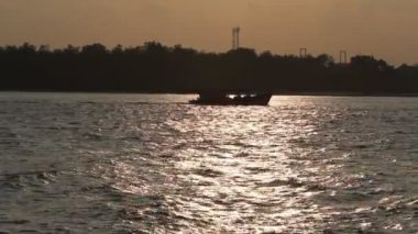 Kargo gemi yelken Sunset'teki Samutprakarn, Tayland