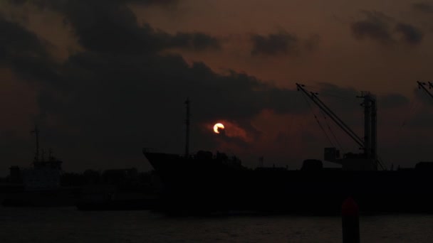 Lading schip zeilen op zonsondergang in Samutprakarn, Thailand — Stockvideo