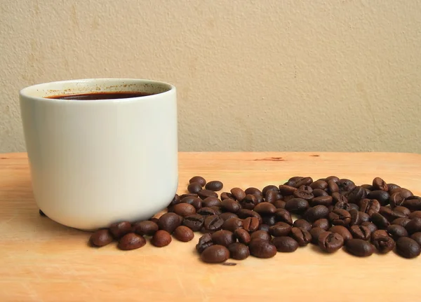 Café na xícara no fundo de madeira — Fotografia de Stock