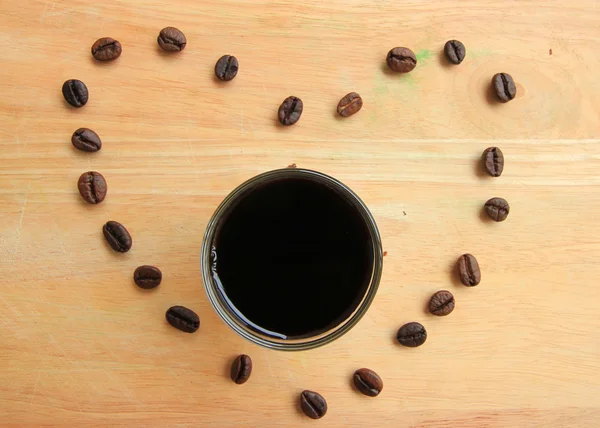 Caffè in tazza su fondo legno — Foto Stock