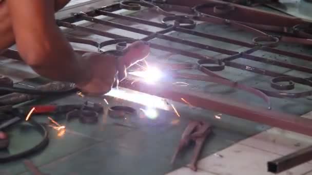 Molienda de rueda eléctrica en la estructura de acero en fábrica — Vídeo de stock