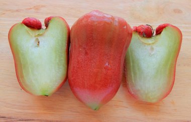 Beyaz zemin üzerine gül elma