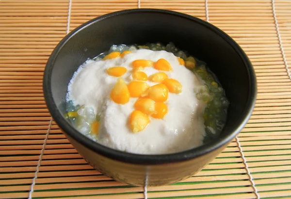 Desserts aus Tapioka und Mais. Mit Kokosmilch bestreuen — Stockfoto