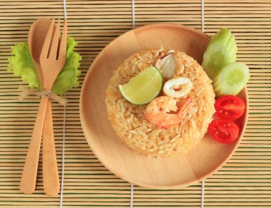 karides ve bir tabakta kalamar ile kızarmış pilav