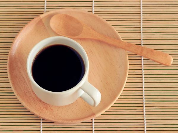 Xícara de café e pires na mesa de madeira — Fotografia de Stock