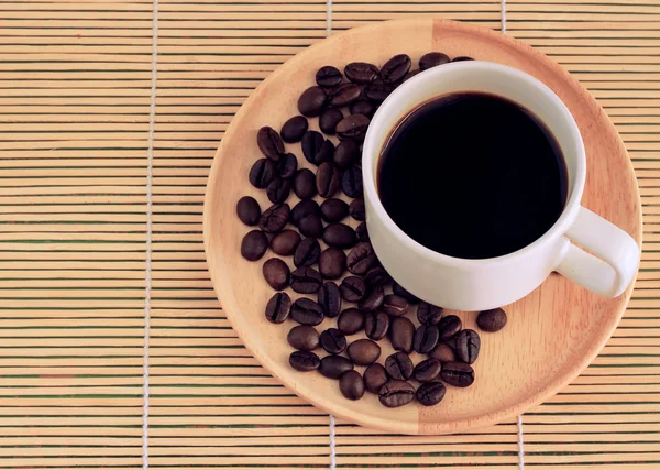 Xícara de café e pires em uma mesa de madeira — Fotografia de Stock
