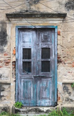 Eski ev mavi kapılı beyaz duvar
