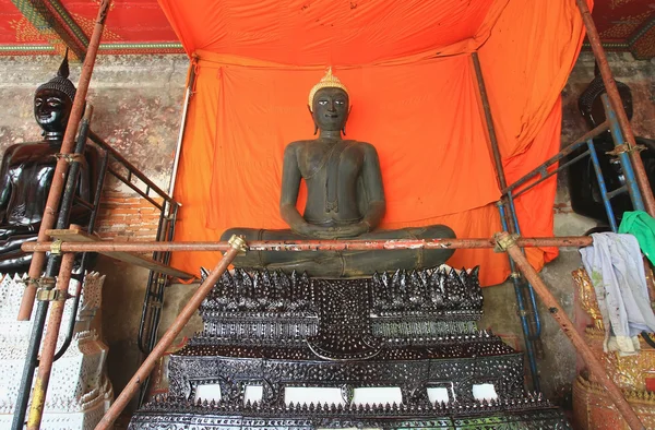 El buddha negro y amarillo en Wat Suthat Thepwararam, Bangkok —  Fotos de Stock