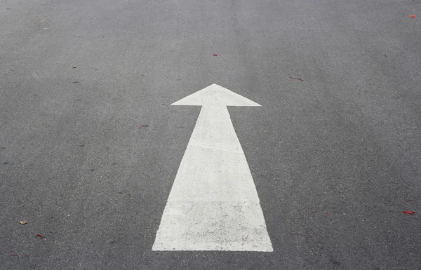 Signo de flecha en la superficie de asfalto — Foto de Stock