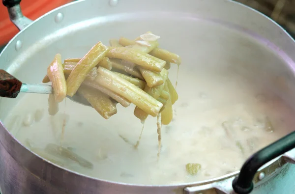 Caule de lótus com cavala cozida no vapor em sopa de coco — Fotografia de Stock