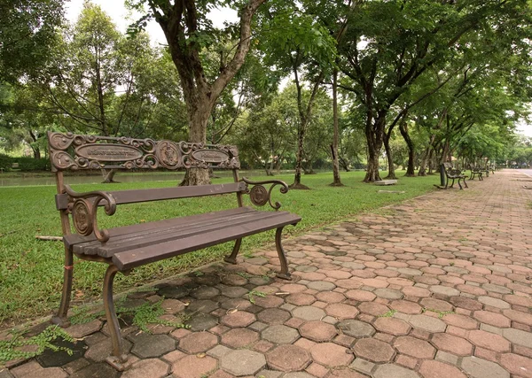 Banco no parque verde — Fotografia de Stock