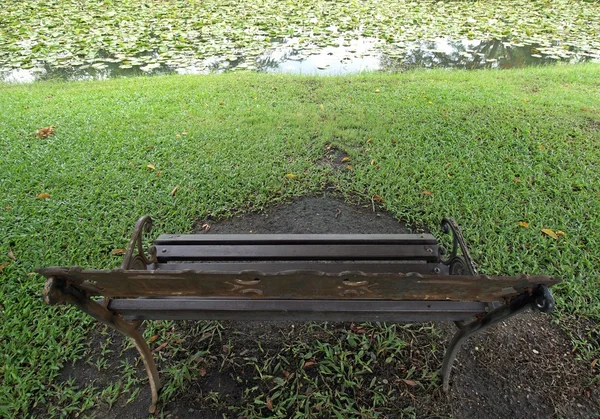 Bench in the green park — Stock Photo, Image