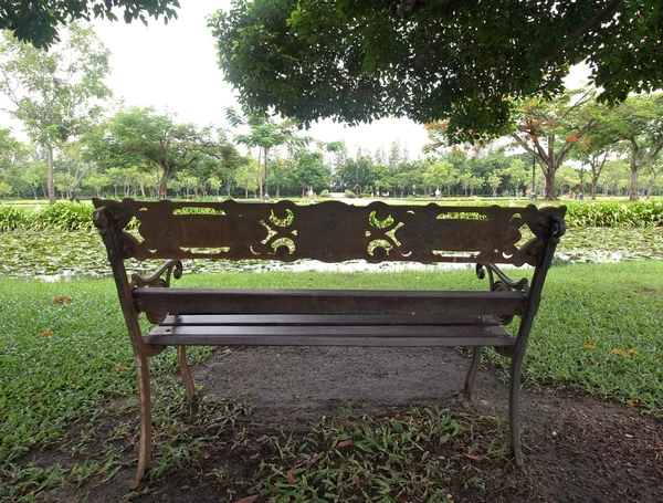 Bench in the green park — Stock Photo, Image