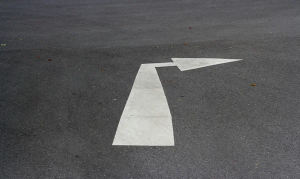 Drej højre pil på asfalt vej - Stock-foto