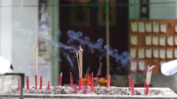 The worship with incense and candles inside a Chinese temple. — Stock Video