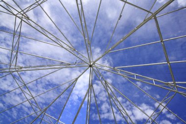 Mavi gökyüzü arka plan ile modern cam çatı