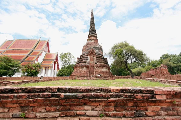 Die alten Palastmauern und Stupas am wat phra si sanphet, archäologische Stätten und Artefakte. — Stockfoto