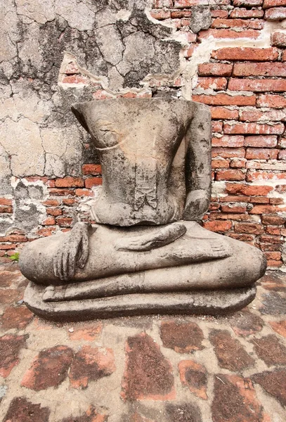 Statua di Buddha a Wat Mahathat, siti archeologici e manufatti . — Foto Stock