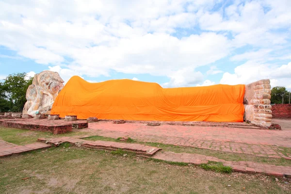 The largest reclining Buddha in the island city of Ayutthaya — Stock Photo, Image