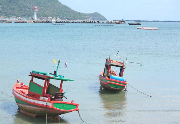 Pequenos barcos de pesca perto da ilha — Fotografia de Stock