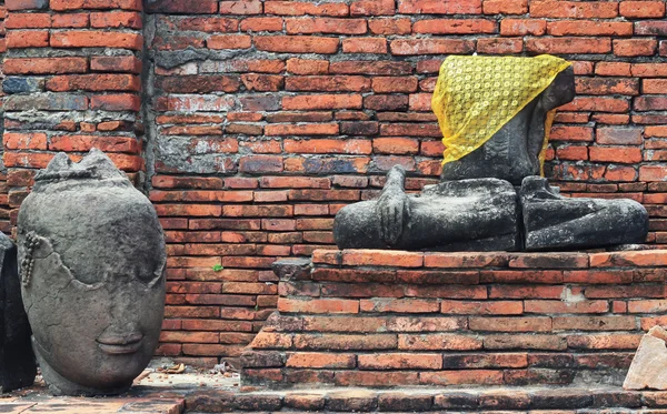 Buddha statue and stupa at Wat Mahathat. Ayutthaya — Stock Photo, Image