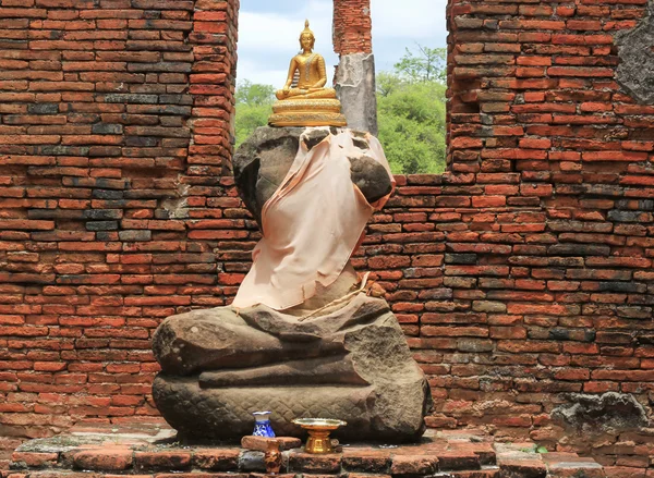 Buddha-Statue und Stupa im wat mahathat. Ayutthaya — Stockfoto