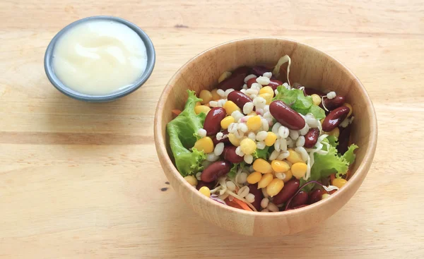 Ensalada saludable con verduras frescas sobre fondo de madera — Foto de Stock